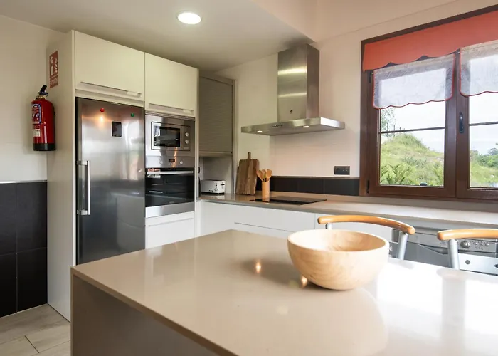 Senda – Jardín Con Vistas Cerca De Villa Llanes