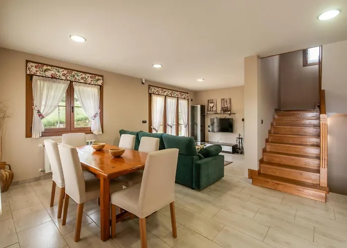 Senda – Jardín Con Vistas Cerca De Villa Llanes